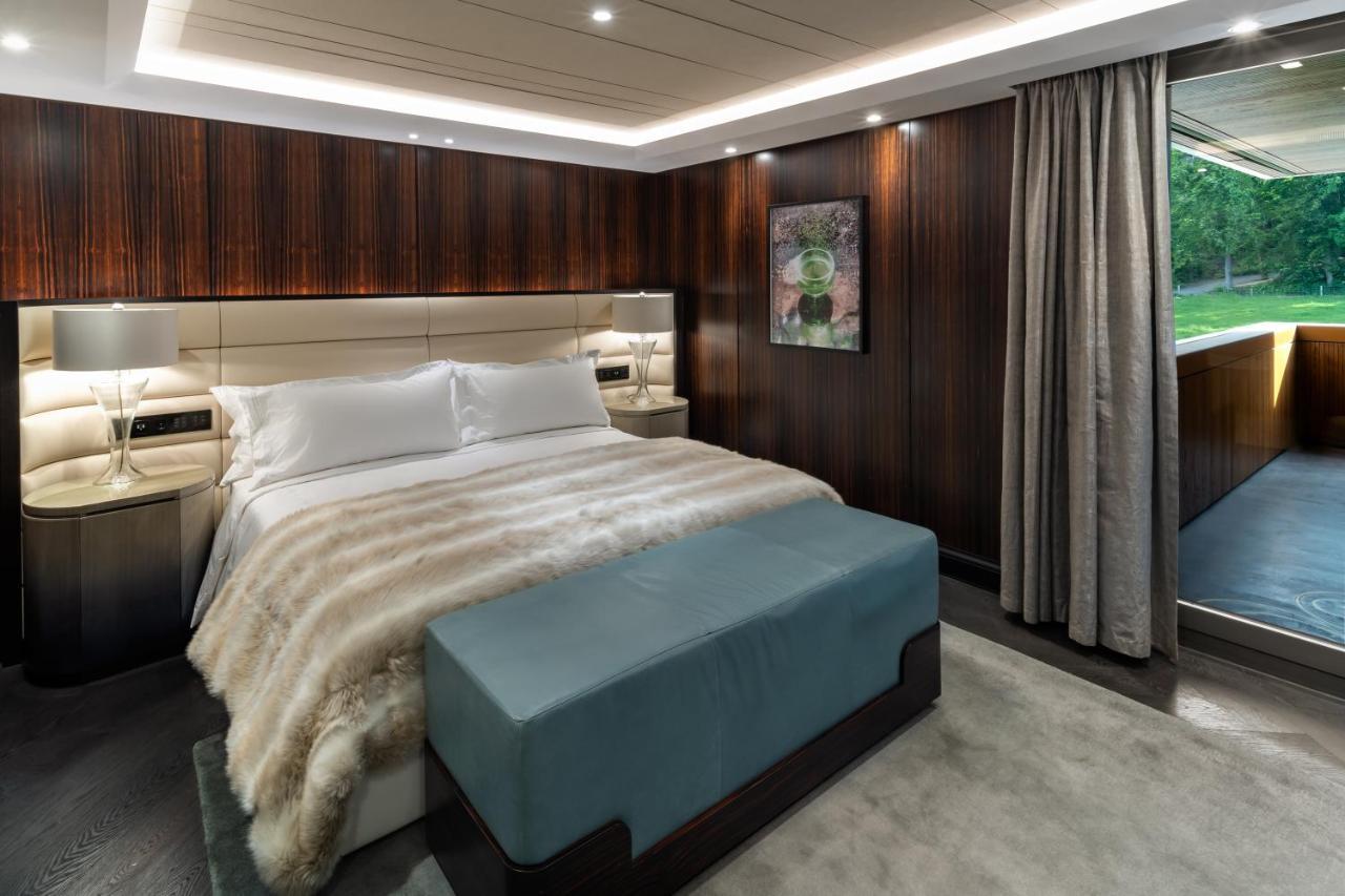 Five Zurich - Luxury City Resort Ngoại thất bức ảnh The bedroom of the 100' yacht