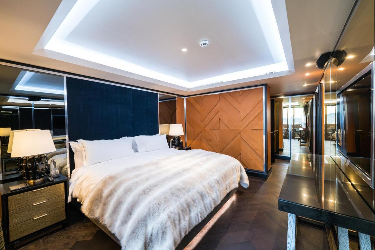 Five Zurich - Luxury City Resort Ngoại thất bức ảnh The bedroom of the 2014 suite