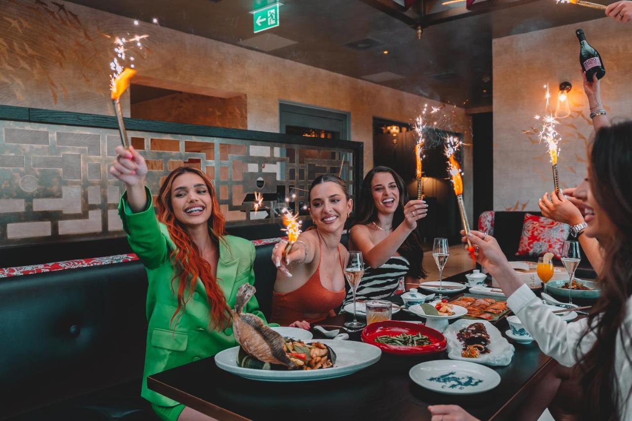 Five Zurich - Luxury City Resort Ngoại thất bức ảnh Restaurant guests celebrating a birthday