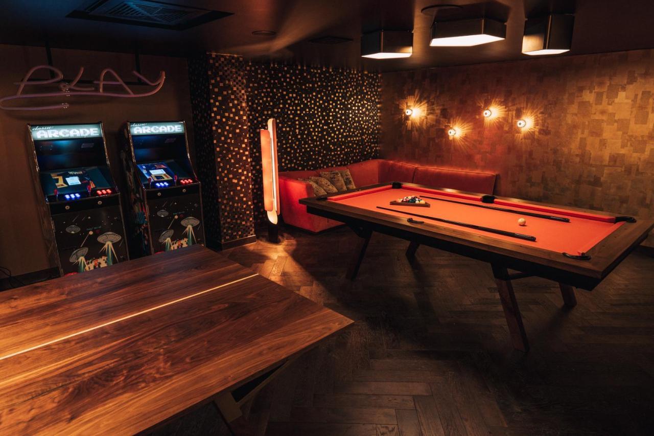 Five Zurich - Luxury City Resort Ngoại thất bức ảnh A pool table in a bar